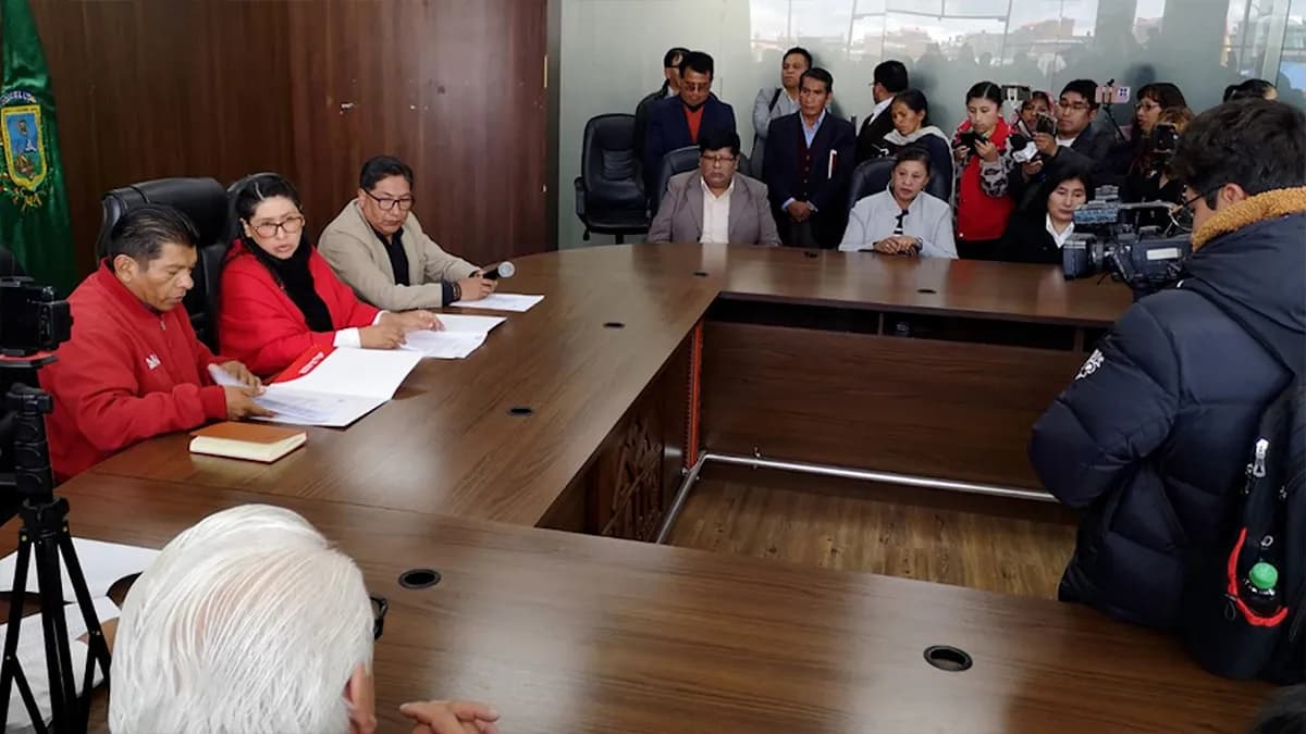 Eva Copa y Eliser Roca firman acta notarial para transición en la Alcaldía de El Alto