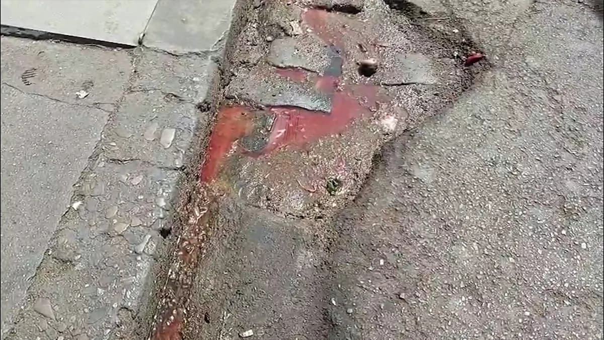 Vecinos denuncian malos olores en la calle Max Paredes por falta de mantenimiento en sumideros